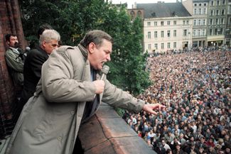 В 1990 году уже сам Валенса выиграл выборы президента, набрав 74,25% голосов во втором туре. Президентство Валенсы пришлось на один из самых сложных периодов в новейшей истории Польши, которая, как и все остальные страны Восточной Европы и независимые государства, образовавшиеся на месте СССР, переходили к рыночной экономике. На фото, сделанном 1 октября 1990 года, Валенса выступает перед сторонниками перед вторым туром выборов