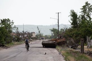 Местный житель на улице Рубежного в Луганской области. Город был полностью захвачен российскими войсками в конце апреля после месяца боев