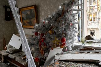 Новогодняя елка в доме с разбитыми окнами