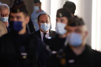 Бывший президент Франции Франсуа Олланд прибыл в суд, чтобы дать показания по делу о террористических атаках. Париж, Франция, 10 ноября 2021 года