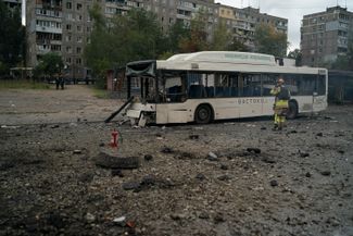 Автобус, поврежденный в результате обстрела