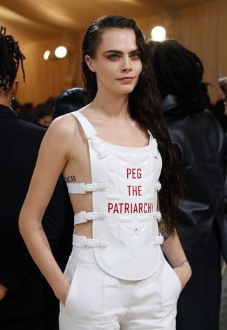 Кара Делевинь в бронежилете от Dior с надписью «Отстрапоним патриархат»