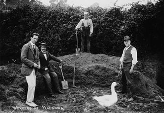 На раскопках, где якобы был обнаружен Пилтдаунский человек. Слева — Чарльз Доусон, 1913 год