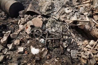 Сгоревший велосипед на развалинах дома в Славянске, уничтоженного в результате российских обстрелов