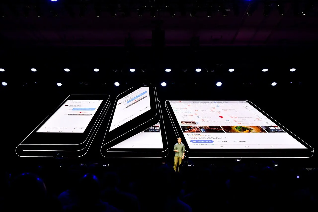Samsung показала складывающийся смартфон, который можно превратить в  планшет. Как это вообще работает? — Meduza