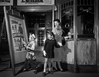 Американская семья идет на вестерн в кино. 1950-е