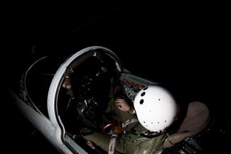 Пилот в кабине МиГ-29