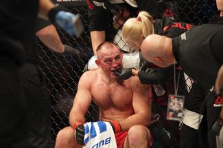 Алексей Олейник и его жена в перерыве боя Олейника с Даниэлем Омельянчуком в рамках одного из турниров UFC, Сью-Фоллс, США, 13 июля 2016 года