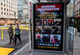 Плакат ФБР с просьбой помочь с поисками подозреваемых в нападении на Капитолий. Вашингтон, 17 января 2021 года<br>