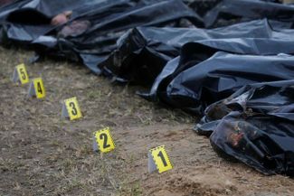 Тела погибших, найденные в братской могиле в Буче