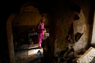 Женщина в своем доме в селе Великая Костромка. Вместе с тремя детьми она оставалась дома во время обстрелов.
