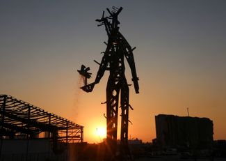 Скульптура «Жест» работы ливанского архитектора Надима Карама в память о жертвах взрыва в порту Бейрута. Работа выполнена из кусков металлолома, оставшегося после взрыва. 2 августа 2021 года
