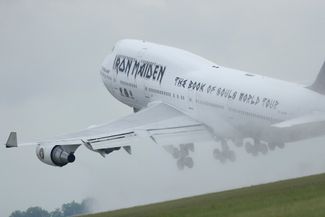 Boeing 747, принадлежащий метал-группе Iron Maiden, взлетает из аэропорта Шенефельд в Берлине 1 июня 2016 года. Отыграв накануне концерт в столице Германии, группа направляется в Женеву, где запланировано следующее шоу. За штурвалом самолета фронтмен Iron Maiden Брюс Дикинсон, имеющий лицензию пилота