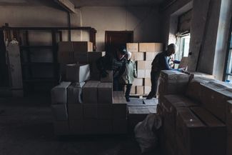 Жители Часова Яра получают гуманитарную помощь