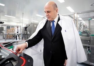 Михаил Мишустин на заводе „Биокад“, где делают „Спутник V“. Премьер сам отвечает за распределение вакцины среди конечных потребителей