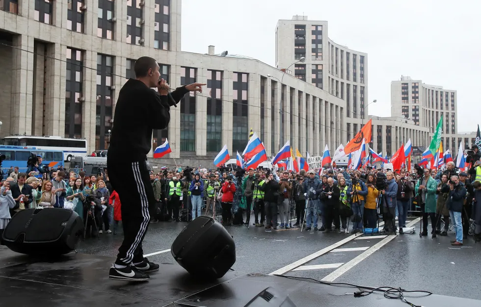 ОМОН теперь — главный хипстер похорошевшей Москвы 60 тысяч человек вышли на митинг на проспекте Сахарова. Репортаж «Медузы»