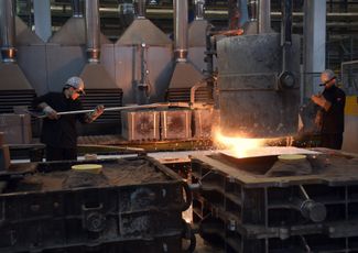 Рабочие Обуховского завода, входящего в концерн «Алмаз-Антей», на производстве. Завод в том числе выпускает ракетные комплексы