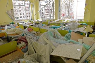 Попавший под российский обстрел детский сад в Харькове. По данным ООН, меньше чем за две недели войны в Украине погибло 400 мирных жителей