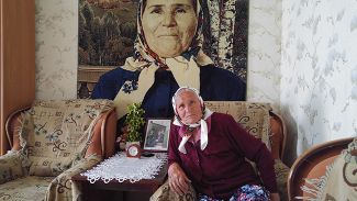 Мария Платоновна Бирюкова у cебя дома в деревне Старый Бузец, июль 2016 года