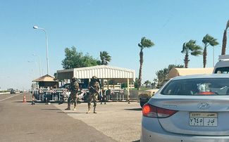 Вооруженные полицейские на выезде из аэропорта Шарм-эль-Шейха