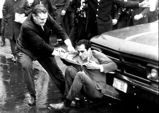В унитарной церкви Арлингтона в Бостоне в марте 1968 года попытался скрыться от призыва Роберт Талмансон. Полиция забрала его, несмотря на попытки противников войны помешать этому. В ходе столкновений полиции и антивоенных демонстрантов 22 марта пострадало около 20 человек, 16 были задержаны