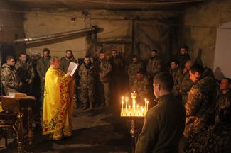 Капеллан Православной церкви Украины читает молитву. Угледар, 15 декабря 2023 года