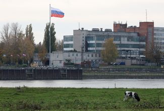 Российский флаг в Советске Калининградской области — на границе с Литвой. 25 октября 2026 года