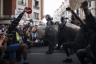 Протестующие и полицейские на акции в Париже. 2 июня 2020 года