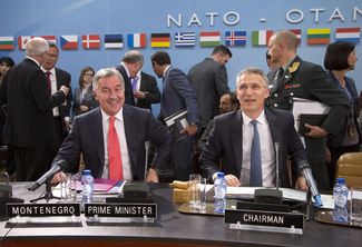 Премьер Черногории Мило Джуканович (слева) и генсек НАТО Йенс Столтенберг во время встречи делегации Черногории с представителями Альянса в штаб-квартире НАТО в Брюсселе, 19 мая 2016 года