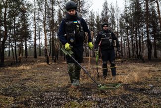 Украинские саперы ищут мины