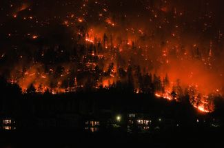 Пожар над домами в Западной Келоуне. Министр по чрезвычайным ситуациям провинции Британская Колумбия Боуинн Ма <a href="https://www.cbc.ca/news/canada/british-columbia/what-you-need-to-know-about-bc-wildfires-aug-18-2023-1.6940311" rel="noopener noreferrer" target="_blank">заявил</a>, что у пожарной службы есть «значительные ресурсы», но призвал всех жителей региона подготовиться на случай, если им будет приказано эвакуироваться