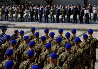 Украинские военные и официальные лица на праздничной церемонии в Киеве