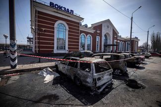 Сожженные машины после ракетной атаки по вокзалу
