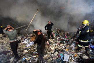 12 февраля 2007 года. Багдад. Место теракта в столице, где сработали два взрывных устройства, заложенных в автомобили. Точных данных о числе погибших во время американской кампании в Ираке нет. По разным методикам подсчета, только в 2003–2006 годах погибли от 110 тысяч до 650 тысяч человек.