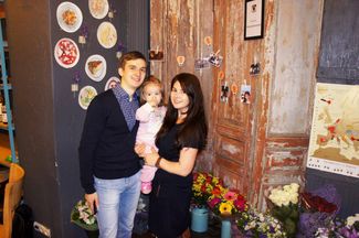 Вячеслав Насонов и Катрин Арно с дочерью<br>