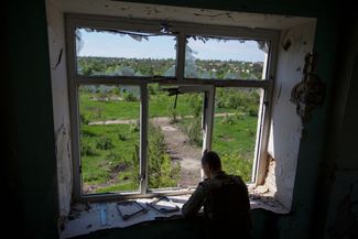 Украинский военный в Донецкой области после обстрела со стороны России, май 2022