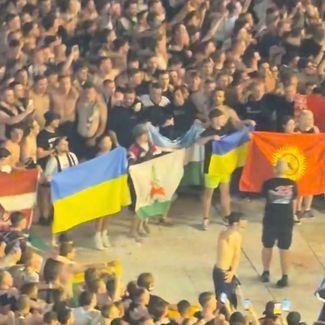Max Korzh gave a concert in Türkiye for the first time since the beginning of the war, a country where Russians can go without a visa. Spectators, carrying Ukrainian and Russian flags, danced together. The artist said that everyone can stop the war “simply by not participating in the quarrels.” Quarrels began on social networks