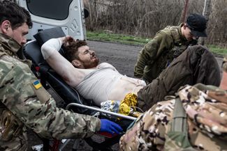 Раненый украинский военный в одном из населенных пунктов в окрестностях Бахмута