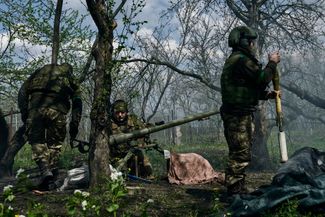 Украинские солдаты готовятся стрелять из пушки