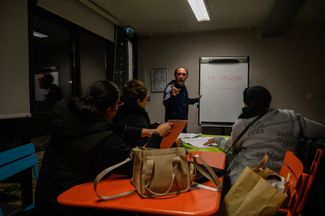 Урок французского языка для мигрантов в Тулузе. 20 декабря 2023 года