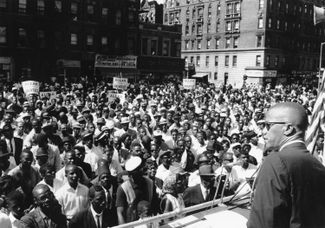 Малкольм Икс обращается к толпе в Гарлеме. 29 июня 1963 года