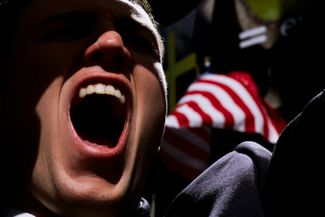 Перед вторжением в Ирак в 2003 году в США проходили массовые демонстрации в поддержку военной операции. На фото студент школы права престижнейшего Колумбийского университета кричит «Бомбить Ирак!» на одной из таких акций на Таймс-сквер в Нью-Йорке.