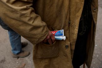 Житель Бахмута с зубной пастой, выданной в качестве гуманитарной помощи организацией UA Future