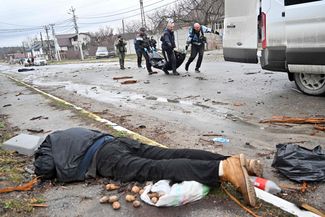 Работники коммунальных служб убирают тела с улиц Бучи