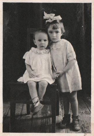 Мама Людмила Страховская с сестрой Ириной вскоре после войны