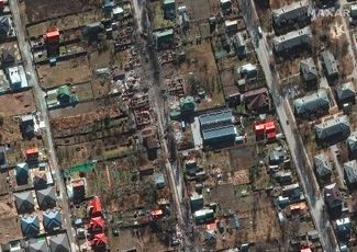 Разрушенные дома в городе Буча Киевской области к югу от аэропорта «Антонов», 28 февраля