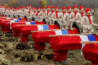 «Юнармия» на похоронах 38 российских солдат на кладбище в Луганске. 11 ноября журналисты <a href="https://meduza.io/news/2022/11/11/bi-bi-si-i-mediazona-podtverdili-gibel-pochti-devyati-tysyach-rossiyskih-voennyh-v-ukraine-bolshe-150-iz-nih-mobilizovannye" rel="noopener noreferrer" target="_blank">установили</a> по открытым источникам гибель почти девяти тысяч российских военных в Украине. Больше 150 из них — мобилизованные. «Би-би-си» отмечает, что реальное число потерь может быть значительно выше