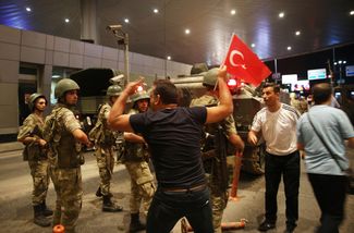 Сторонники Эрдогана и мятежники в аэропорту Стамбула