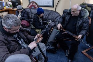 Волонтеры территориальной обороны проверяют оружие в Киеве