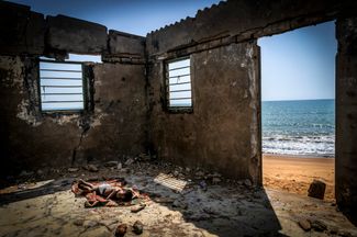 «Сыновья начавшегося прилива». Антонио Арагон Ренунсио. 2019 год. На снимке ребенок лежит среди развалин дома в Гане, уничтоженного из-за повышения уровня воды в океане. С этой фотографией Антонио Арагон Ренунсио победил в номинации «Лучший фотограф окружающей среды 2021 года»